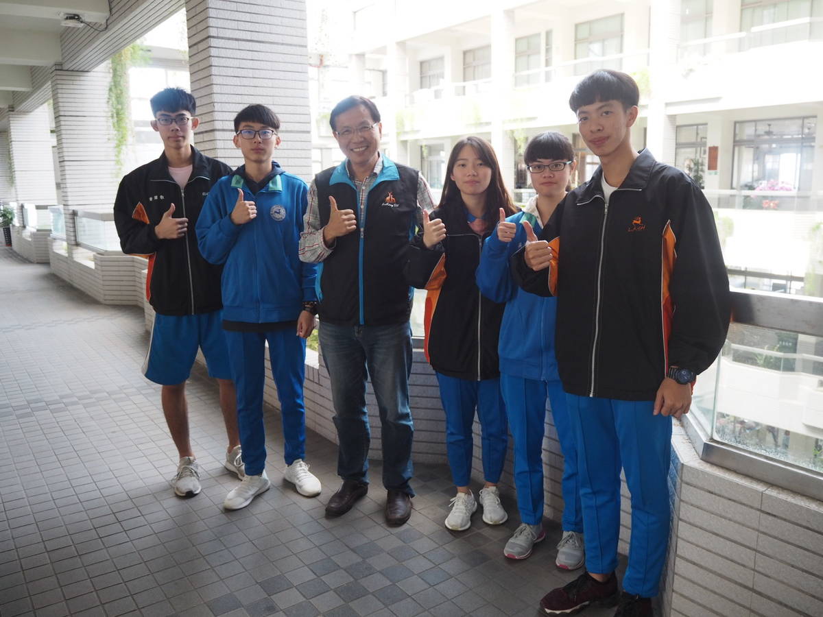 鹿港高中實習處主任游昊酃(左3)與福壽螺專題製作的學生們合照