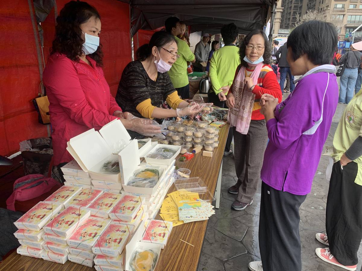 屏東縣內埔數位機會中心屏東黎明社區著名的紅龜粿