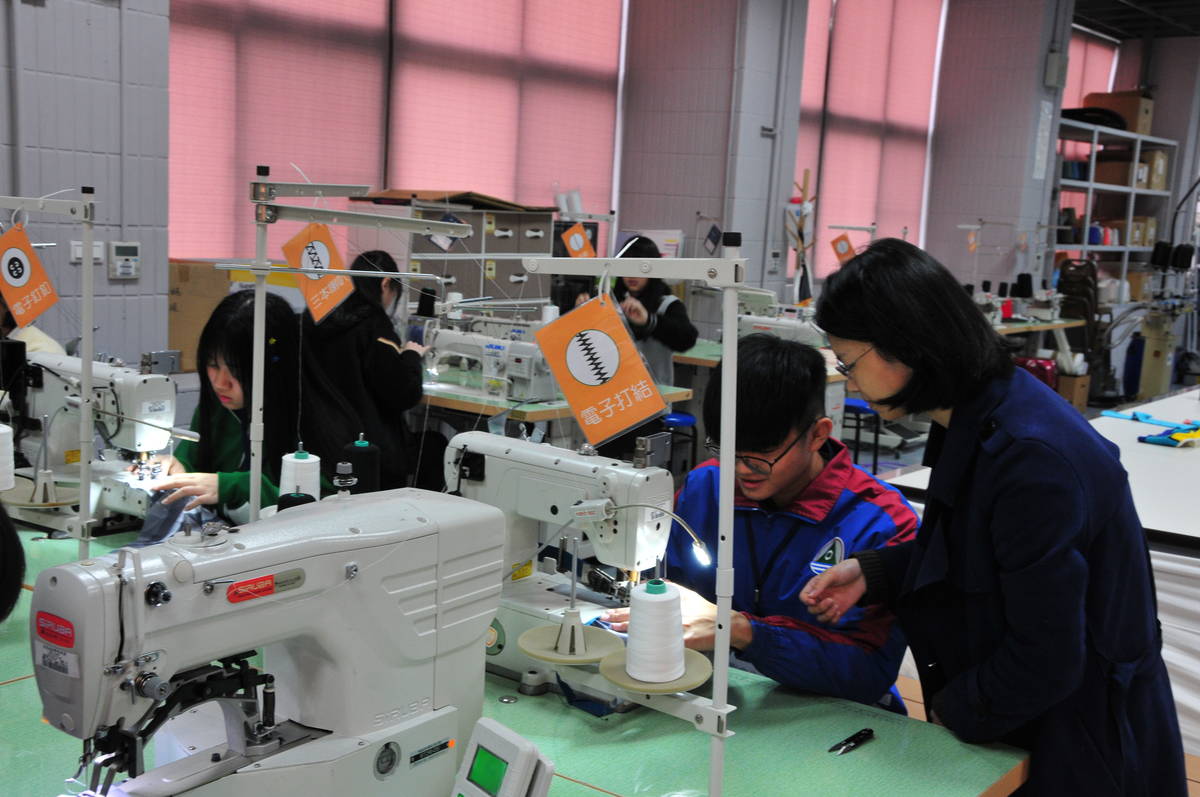 指導學生使用三本喇叭車縫機做衣物包邊