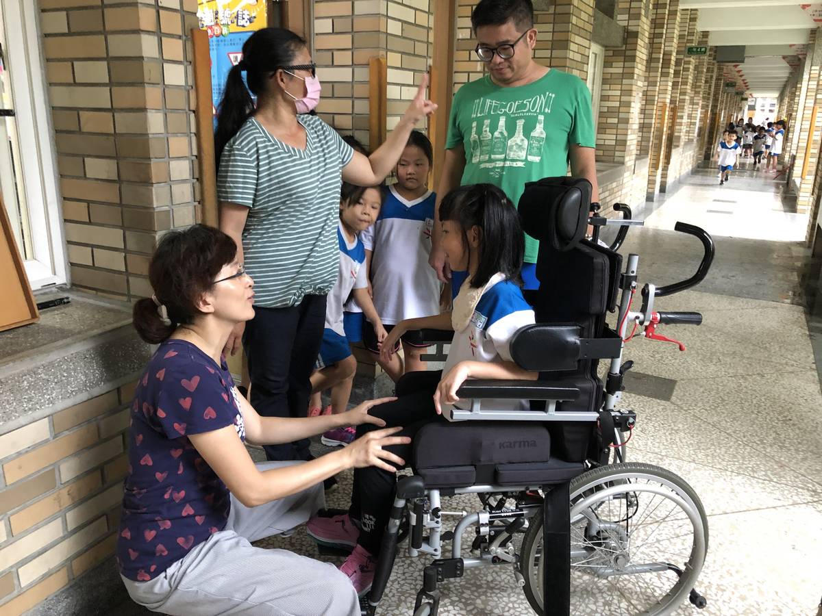 李乙蘭為學生申請輪椅，帶著孩子飛越障礙，更要讓孩子找到可立足於世界上，存在的意義