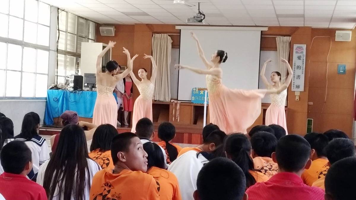 臺灣芭蕾舞團希望透過偏鄉校園巡演，在孩子心中種下美感的。