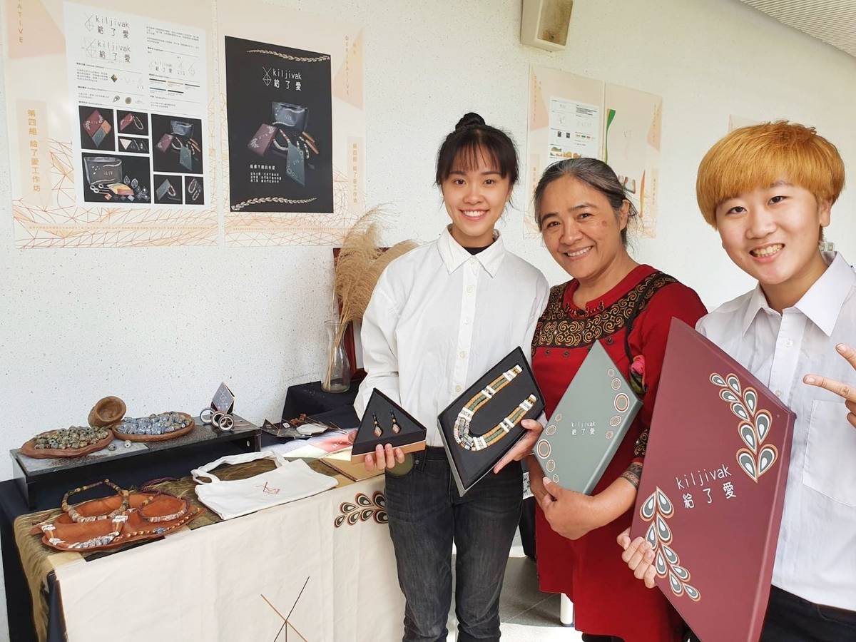 臺東大學數媒系學生為給了愛陶珠工坊設計品牌形象包裝，並將工藝家胡莉亞(中)的故事製作AR動畫，以數位行銷的方式，讓消費者有更進一步的瞭解與感動。