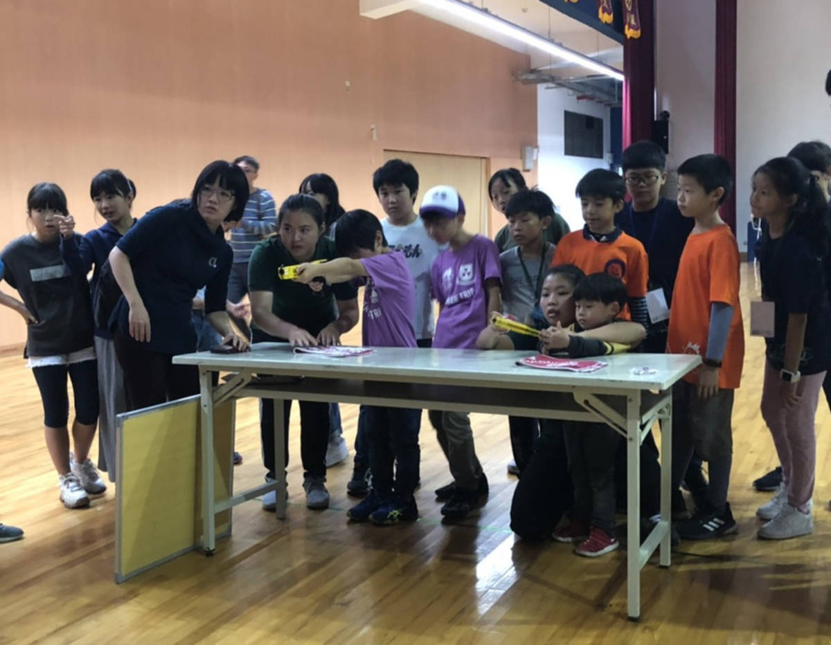 來自臺東大學附設小學及日本同志社小學，近60名師生到臺東大學參訪，並進行體驗活動。