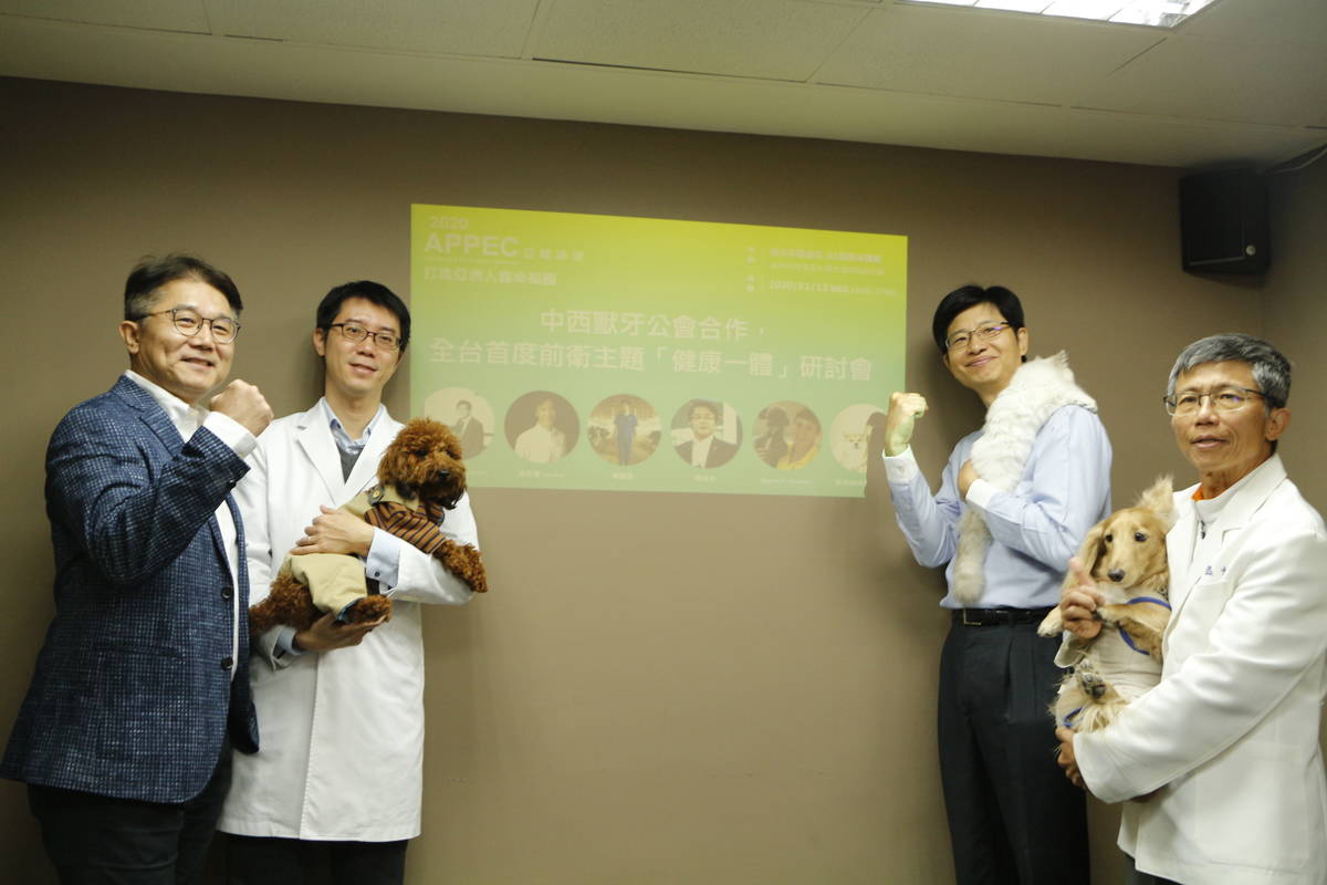 全國動物事業群創辦人暨執行長陳道杰等人合影