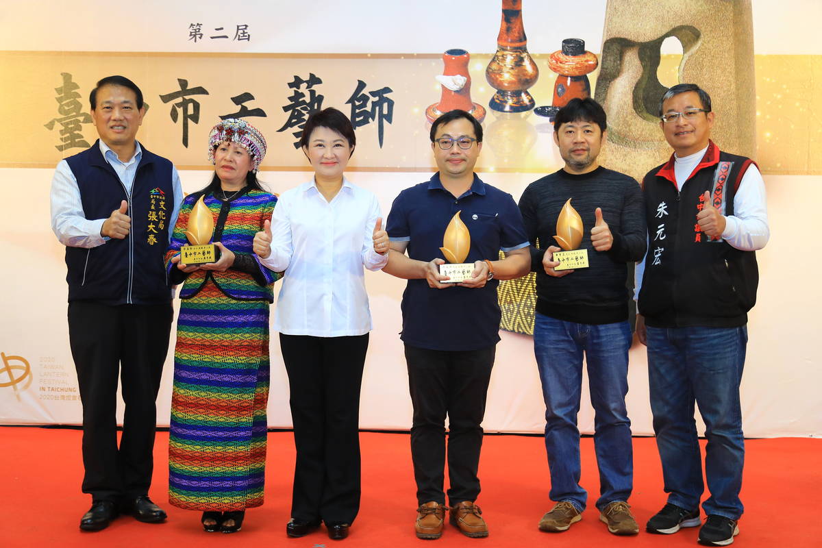 編織工藝師余美玲、陶瓷工藝師黃吉正及漆藝工藝師陳永興獲獎與市長盧秀燕合影