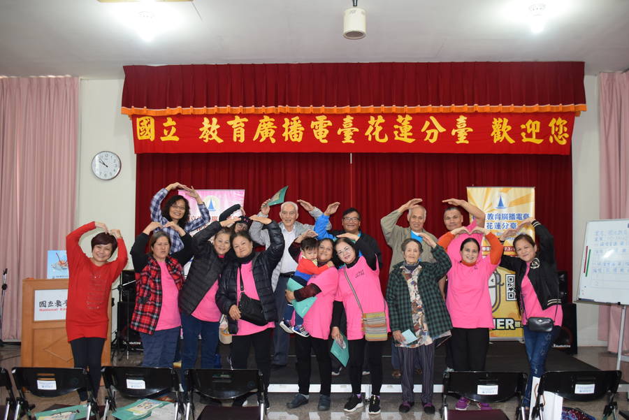 來訪的原住民朋友們與分臺同仁在活動中心開心合照
