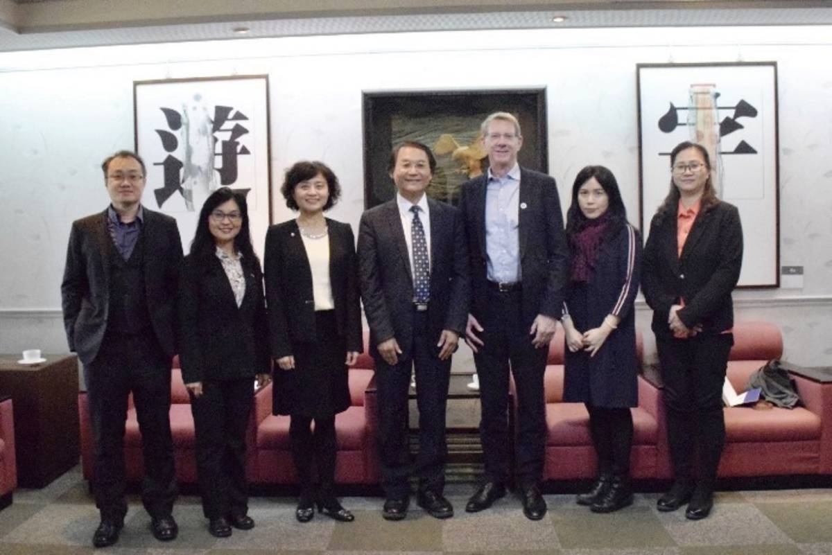 彰化師範大學校長郭艶光(中)與學術交流基金會執行長Dr. Randall Nadeau(右3)等人合影