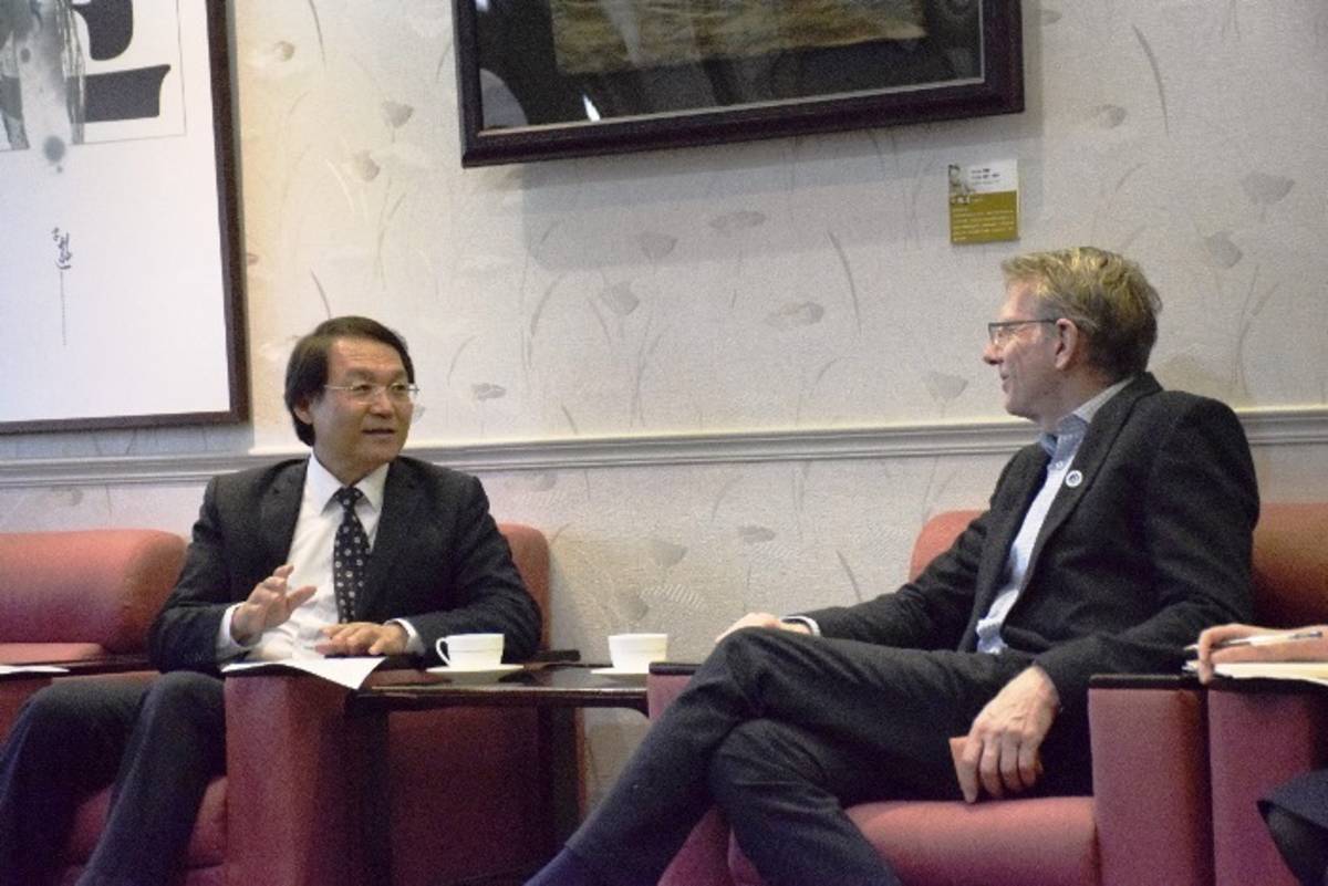 彰化師範大學郭艷光校長(左)向基金會執行長Dr. Randall Nadeau表達感謝