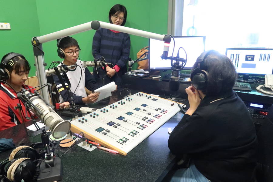 同學進錄音室實際感受坐在麥克風前錄音的感覺