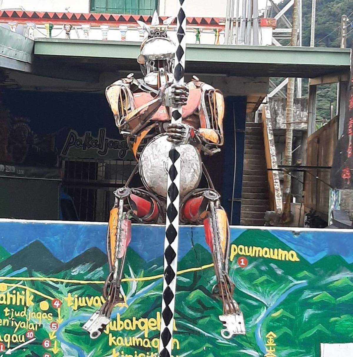 來自法國的Hugo Brunet和臺灣的張心蓉共同組成「魚龍加蛋 Hu-Jung Jah-Dan」藝術團隊，利用回收物品創作「勇士機器人」。