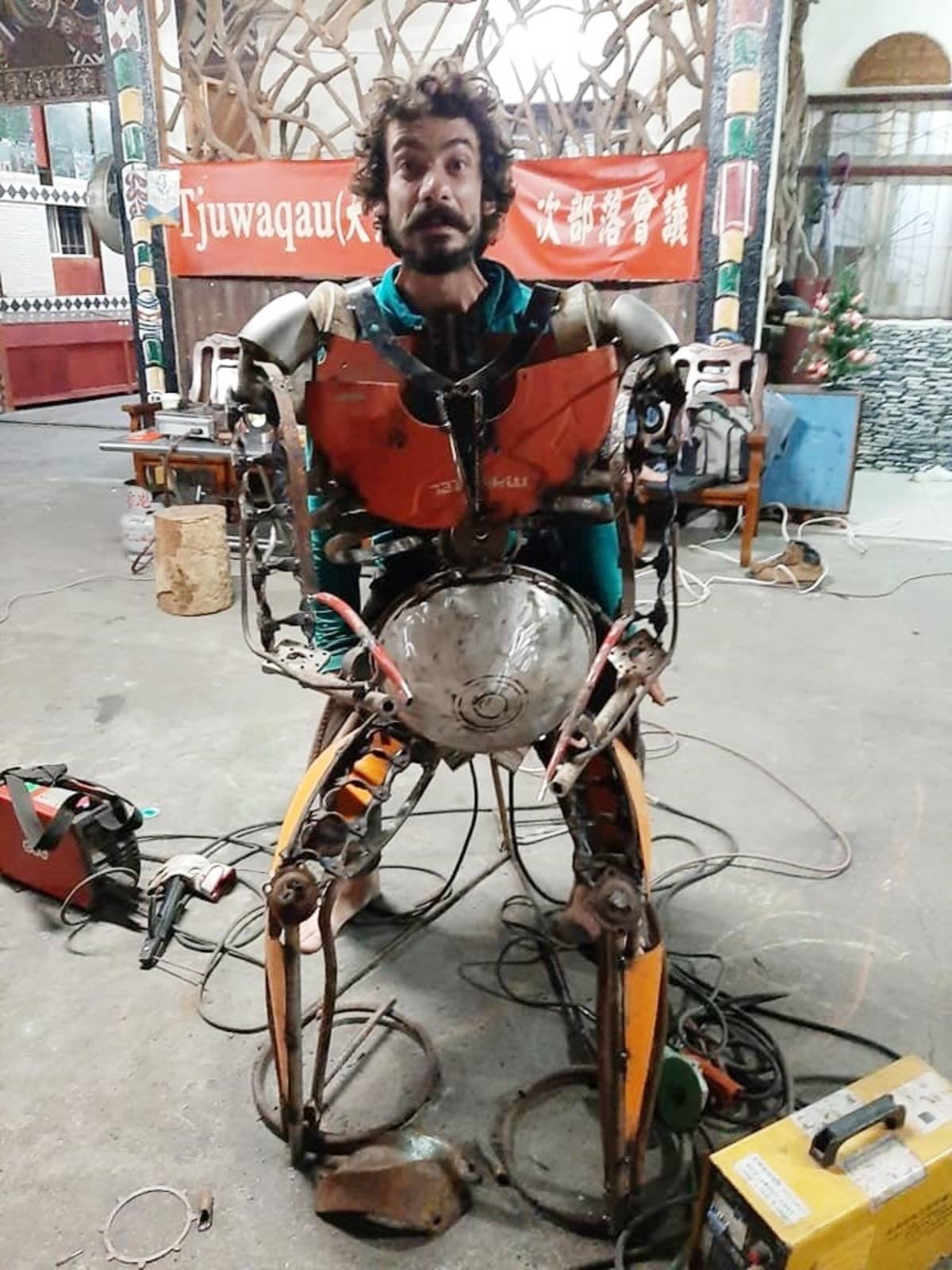 來自法國的Hugo Brunet和臺灣的張心蓉共同組成「魚龍加蛋 Hu-Jung Jah-Dan」藝術團隊，利用回收物品創作「勇士機器人」。