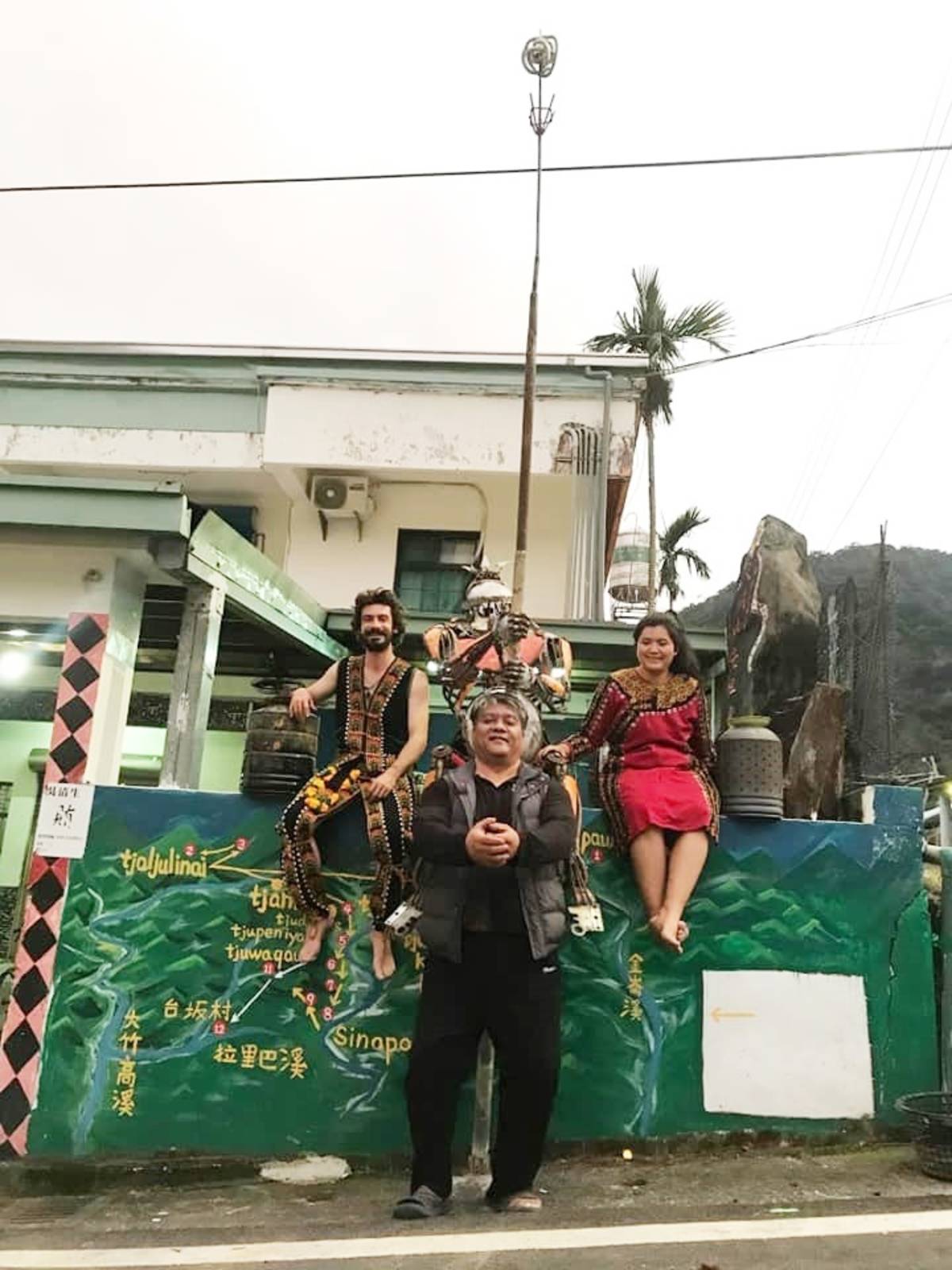 來自法國的Hugo Brunet和臺灣的張心蓉共同組成「魚龍加蛋 Hu-Jung Jah-Dan」藝術團隊，利用回收物品創作「勇士機器人」。