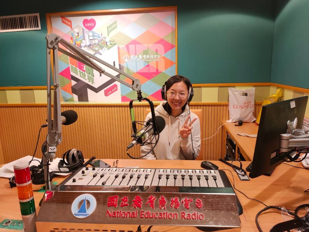 曾玉鳳是印尼新二代，成熟懂事的她是媽媽和弟弟的主心骨.jpg