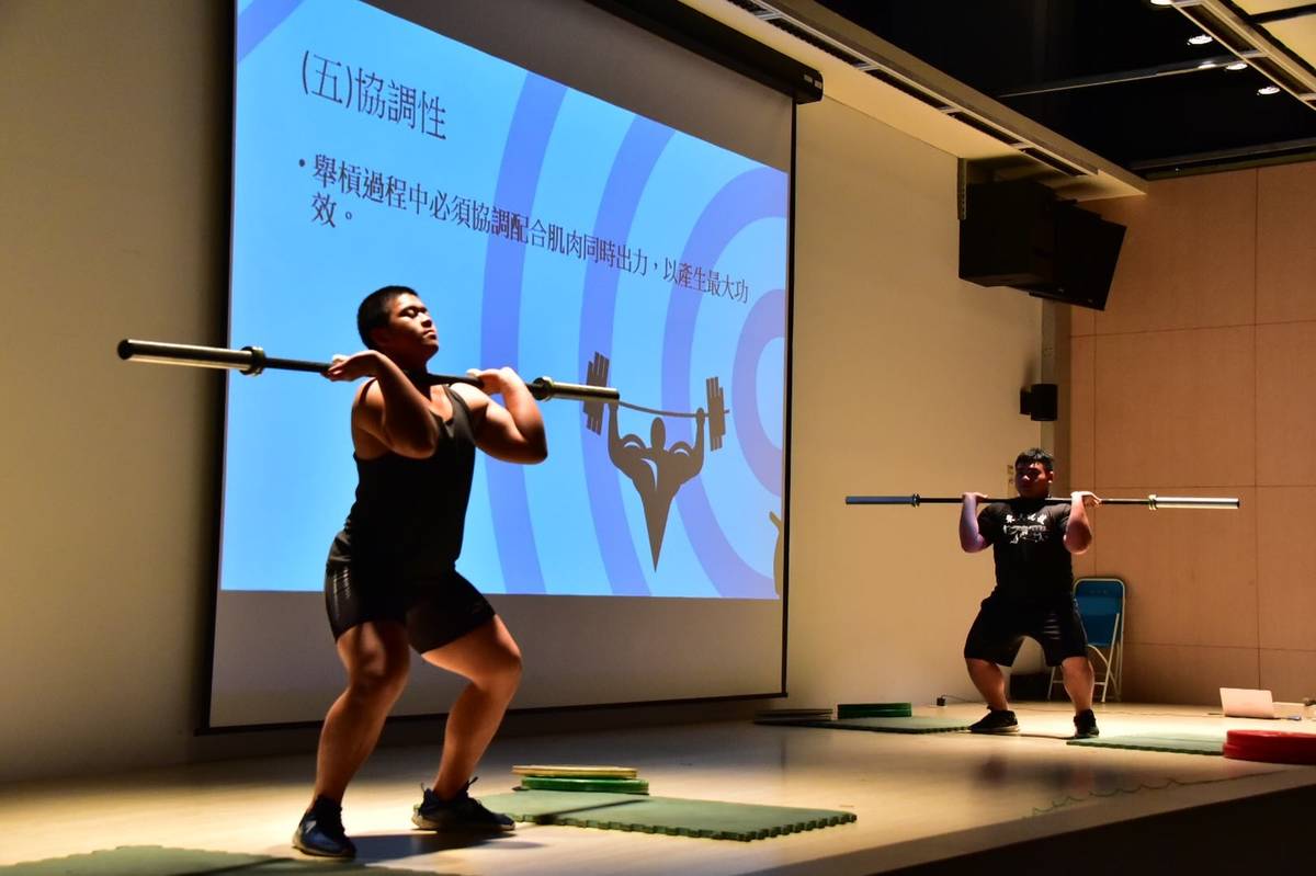 臺東大學運競學程舉辦期末發表會，動態展示則針對輕艇、舉重項目分享，透過淺顯易懂的解說與現場演示，帶大家瞭解各項專業技巧。