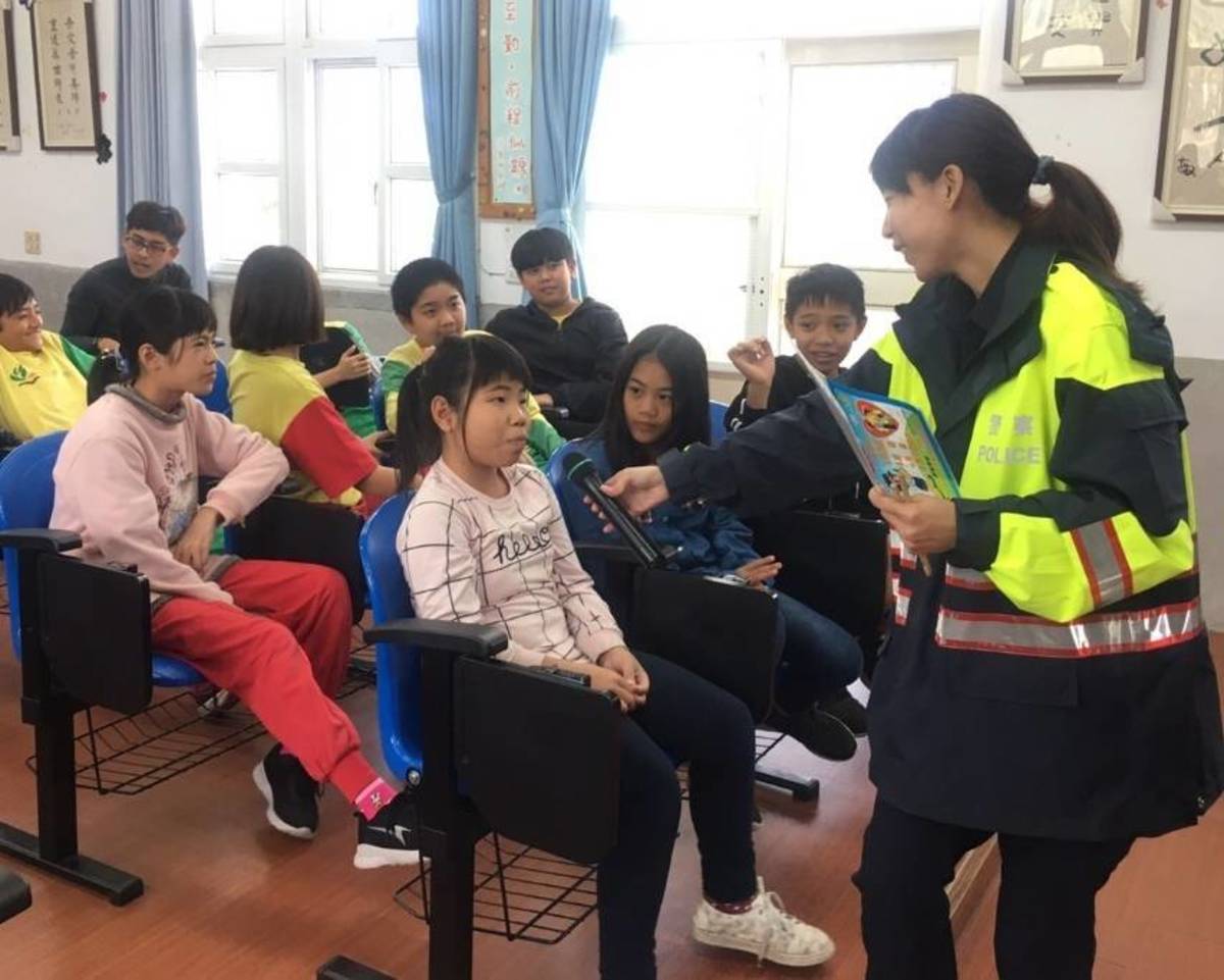 臺東縣警察局關山分局派員前往關山國小及月眉國小舉辦婦幼宣導活動，透過影片欣賞及有獎徵答等互動方式，喚起學童們的自我保護意識。