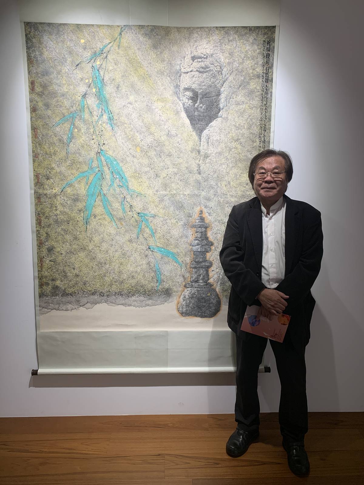 臺灣美術院執行長李振明教授與其作品合影