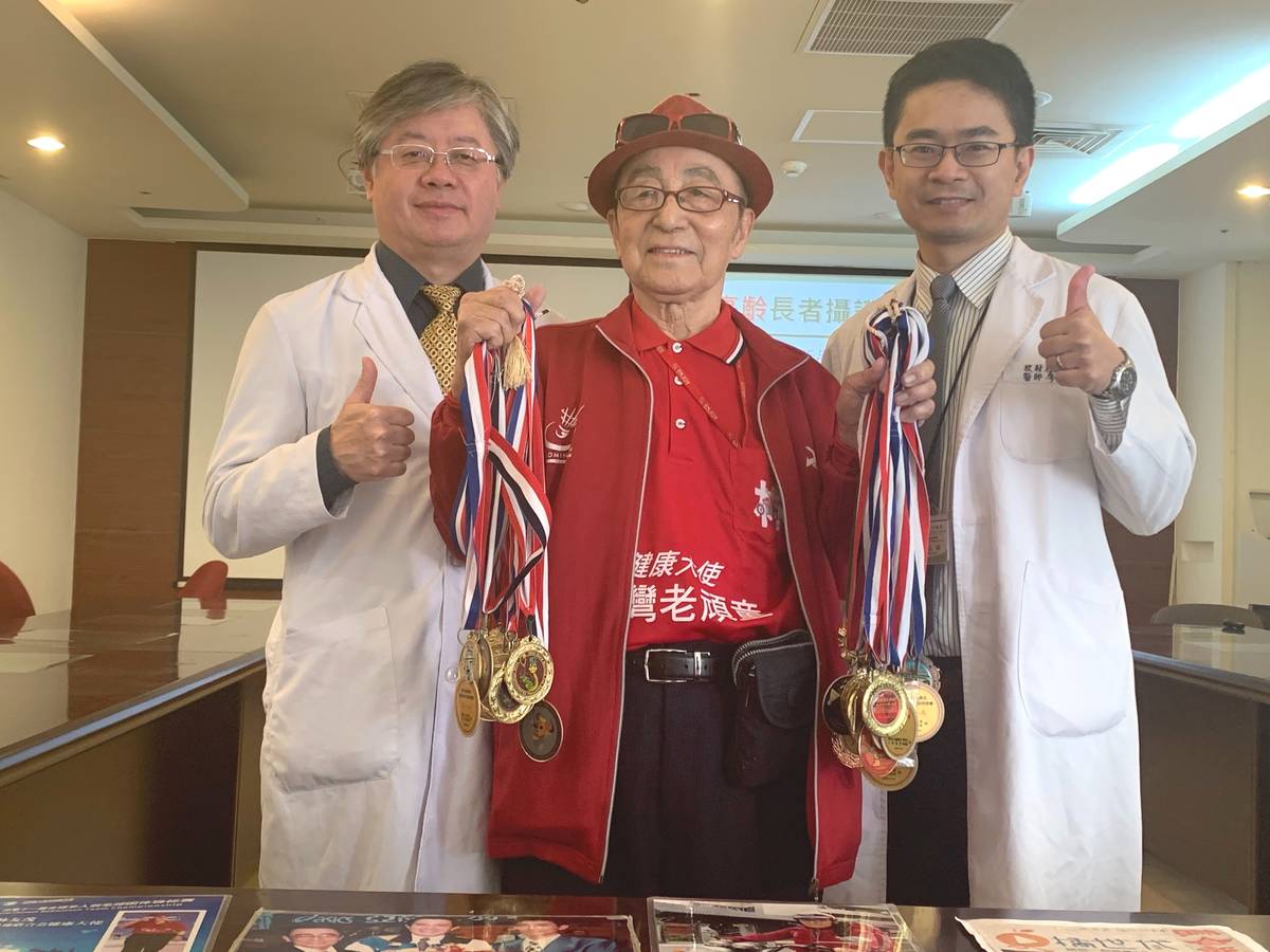 99歲林友茂爺爺與臺中醫院泌尿科林明鋒主任級醫師與放射腫瘤科廖志穎主任合影