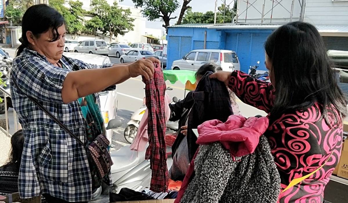秉持著「取之社會、用之社會」的經營理念，服飾業者日前捐贈衣物給臺東縣，縣府並交由縣內4處社會福利中心及臺東家扶中心社工人員發送，計4296位弱勢家戶受惠。