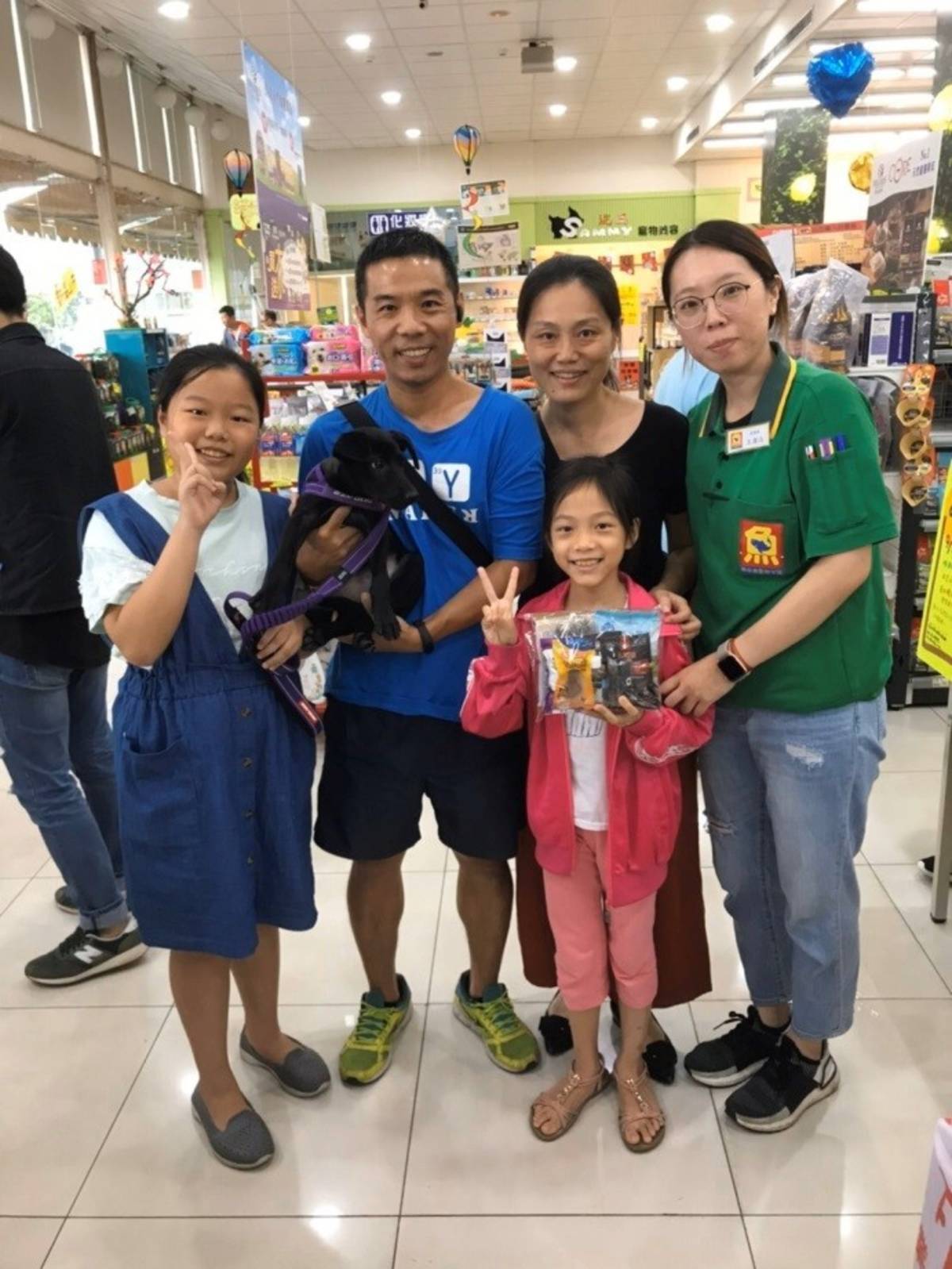 民眾於魚中魚寵物賣場認養毛寶貝