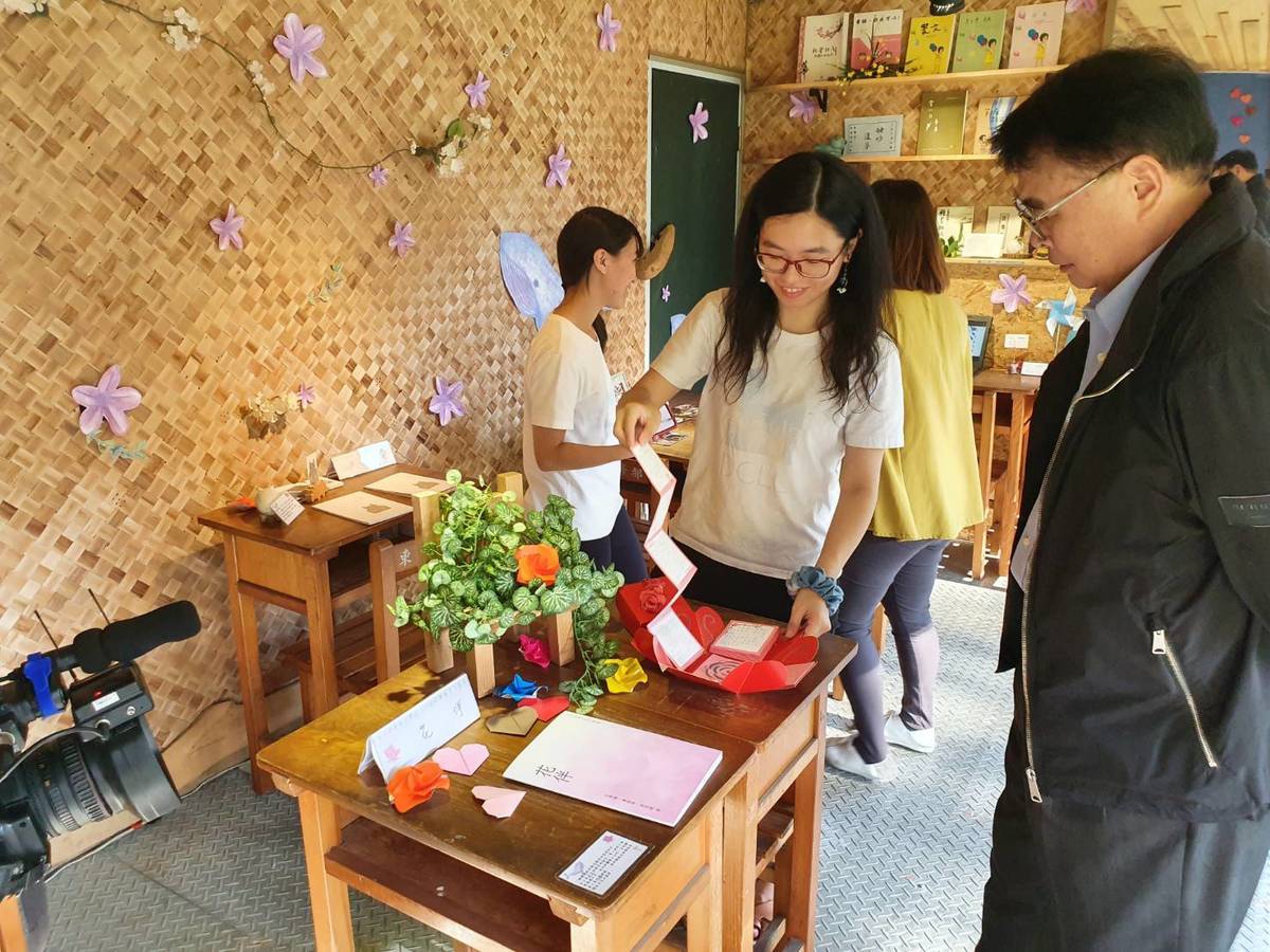 臺東大學華語系大四學生設計文學桌遊，讓玩家動手決定故事結局，並進一步撰寫成互動式小說，讀者能從不同視角決定故事走向，增加文學閱讀樂趣。