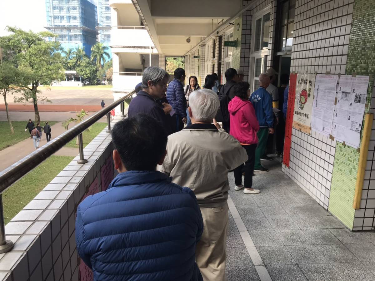 新北市樟樹國小投開票所排隊人潮踴躍