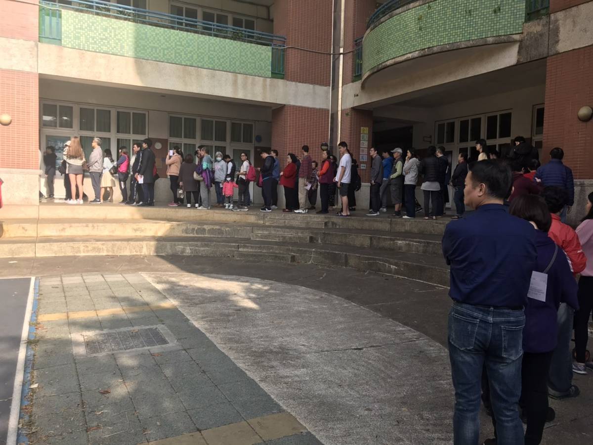 新北市金龍國小投開票所排隊人潮踴躍