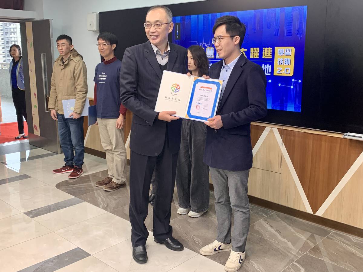 新北市副市長謝政達頒發核心種子教師授證