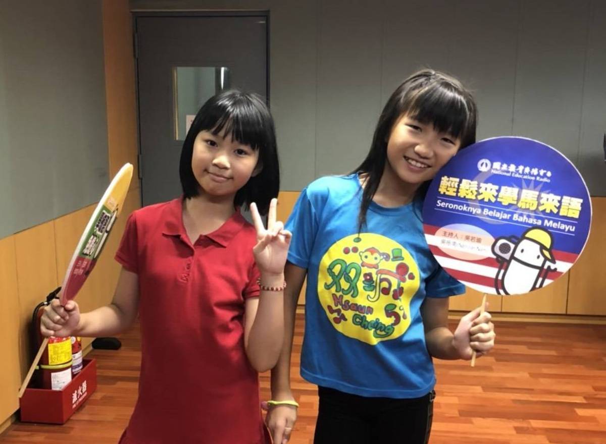 教廣推出新住民七國語言學習兒童廣播節目，由母語老師及新二代小朋友擔任新住民語言節目主持人，右為「輕鬆來學馬來語」主持人吳若瑜，左為「說緬語免擔心」主持人李昱樺。