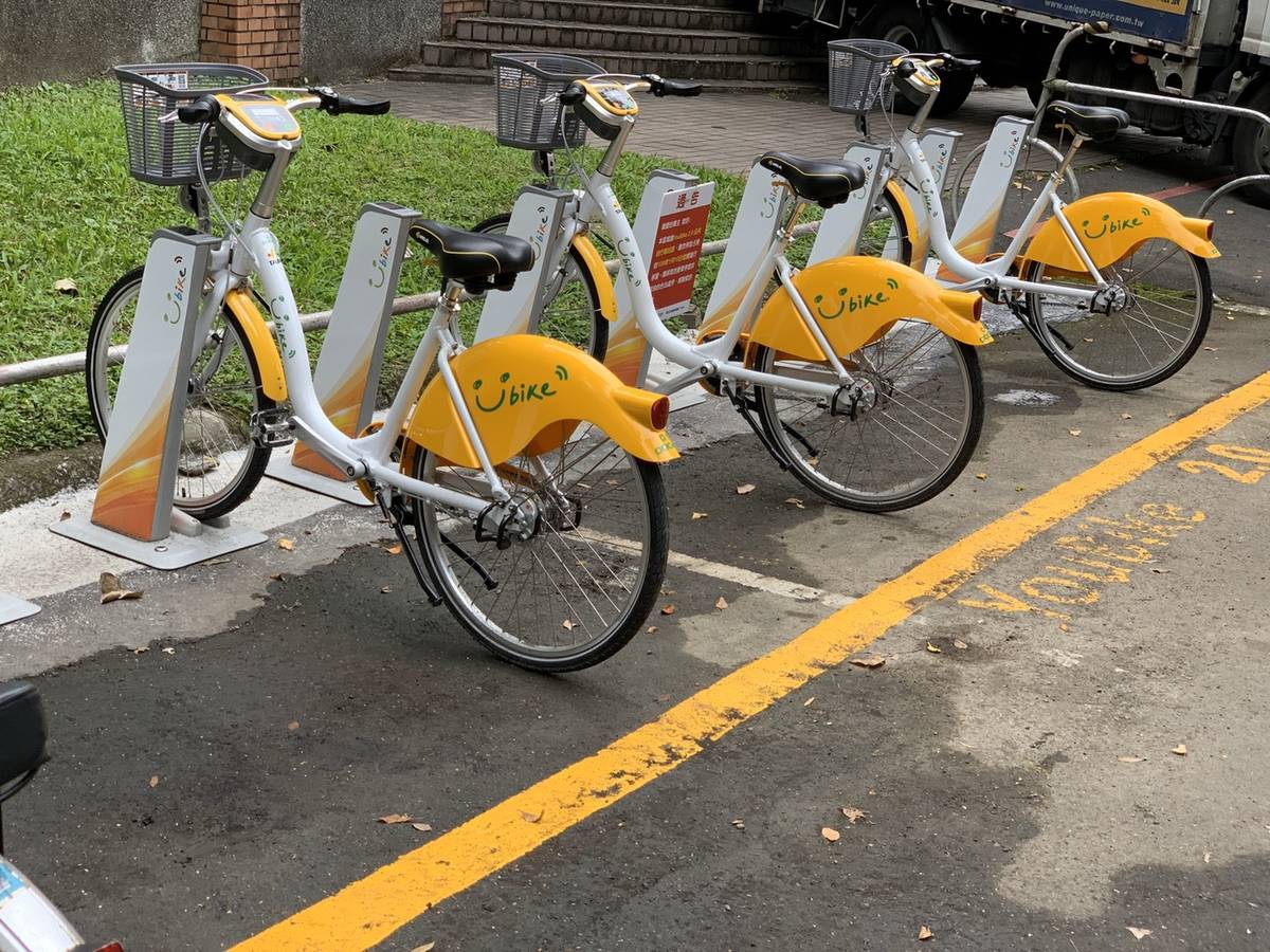 新式自行車車身為珍珠白及黄色