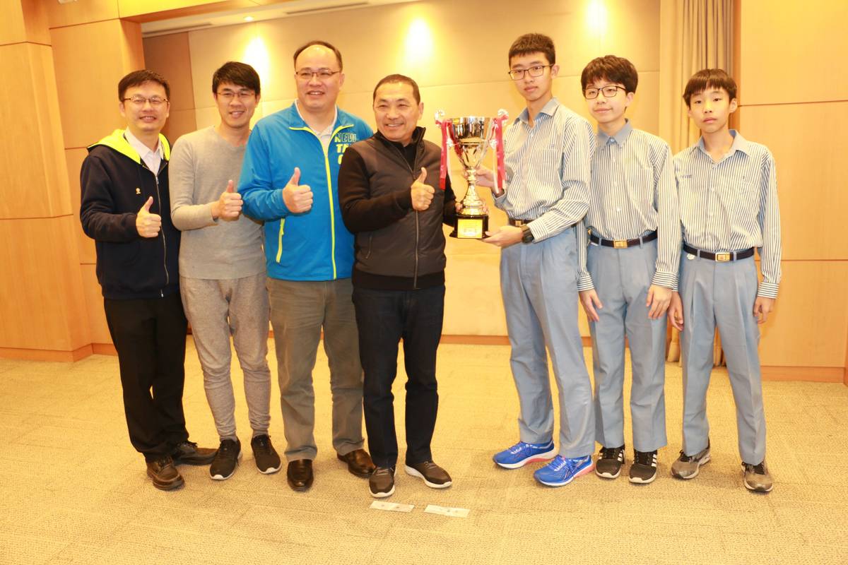 板橋國中獲得第一名的團隊市政會議獻獎