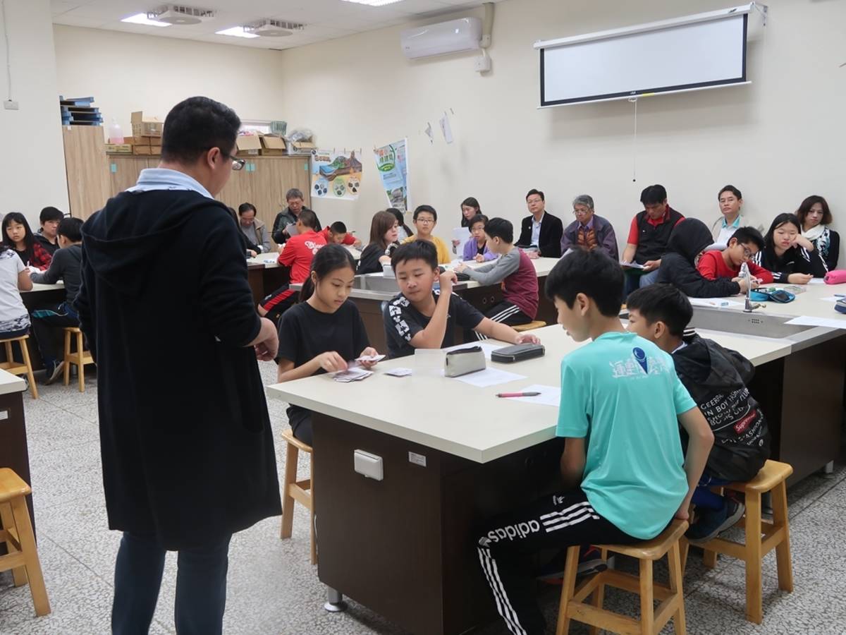 輔導團與教師們參與呂老師公開課