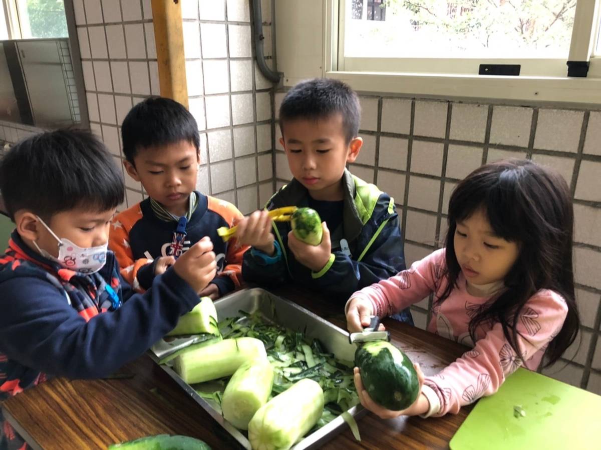 信義非營利幼兒園切菜也要自己來.2.JPG