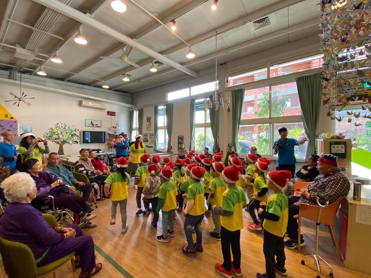 平和非營利幼兒園前往老人安養院進行聖誕音樂會.2.jpg
