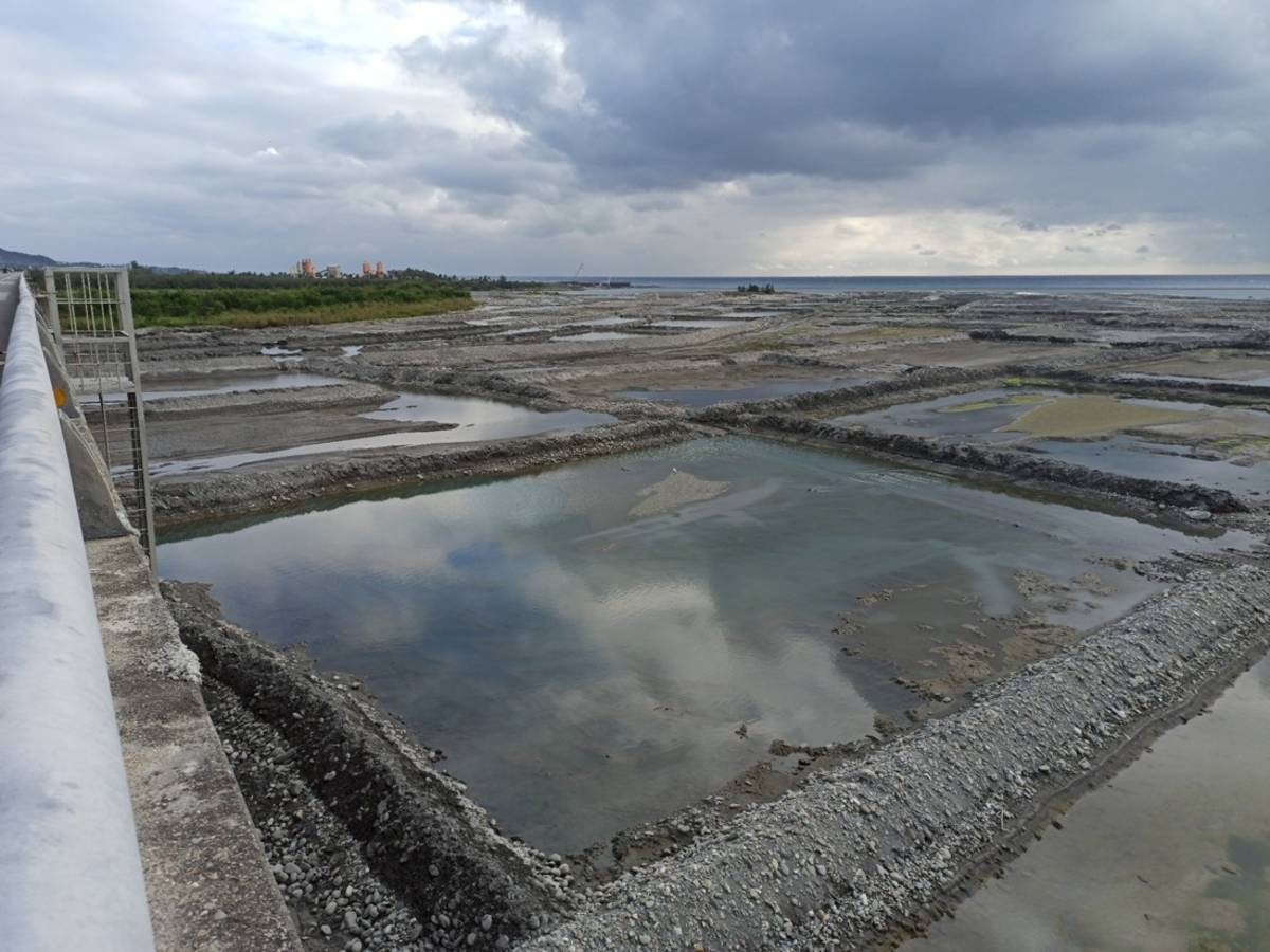 為維護卑南溪水覆蓋措施，臺東縣環保局協調相關單位取用河水的方式與排程，避免風飛沙影響居民健康以及連假期間大量到訪的遊客。