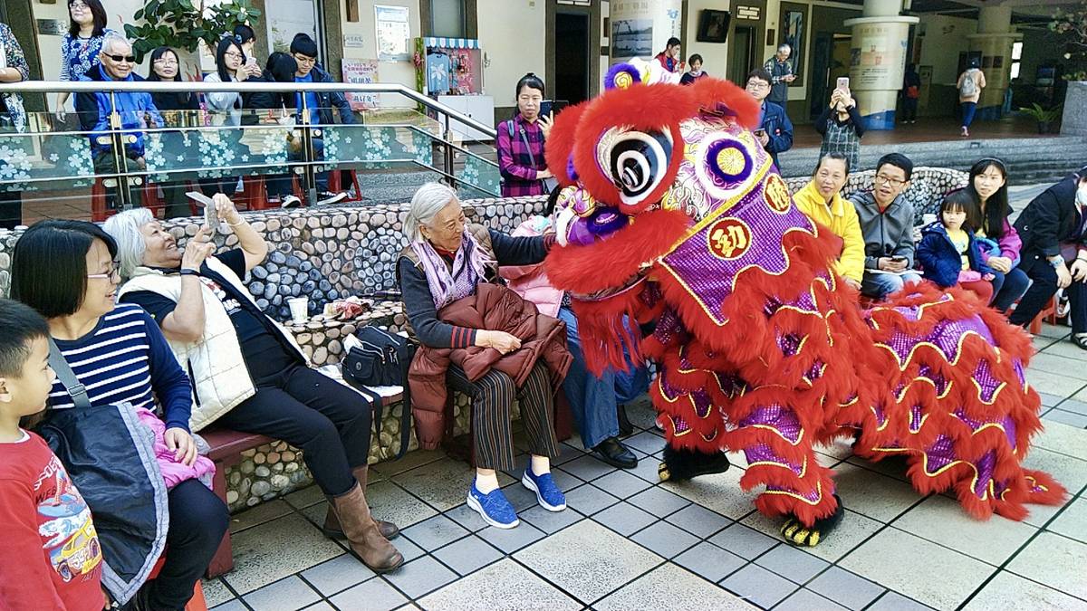 108年開園迎新春活動，舞獅與入園民眾互動