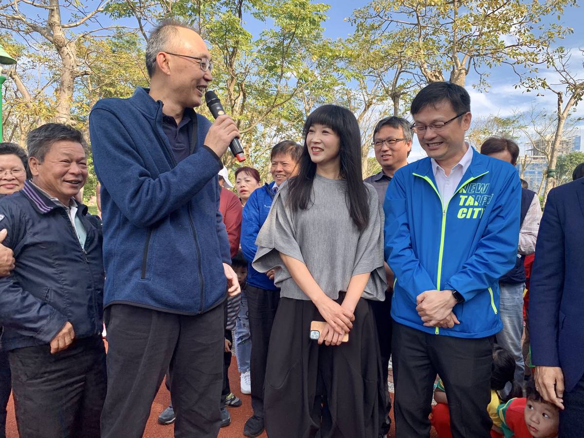 新北市副市長謝政達(左)致詞並特別感謝林口區議員蔡淑君(中)積極爭取林口足夢運動公園