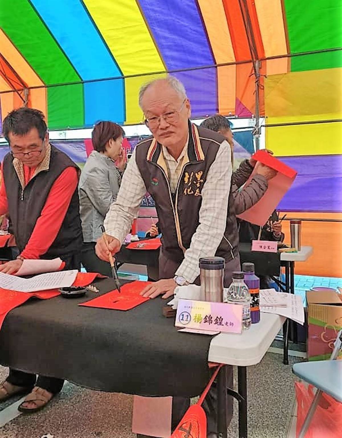 彰化縣墨友書畫學會理事長楊錦鍠從大學時學習書法後就愛上書法不可自拔