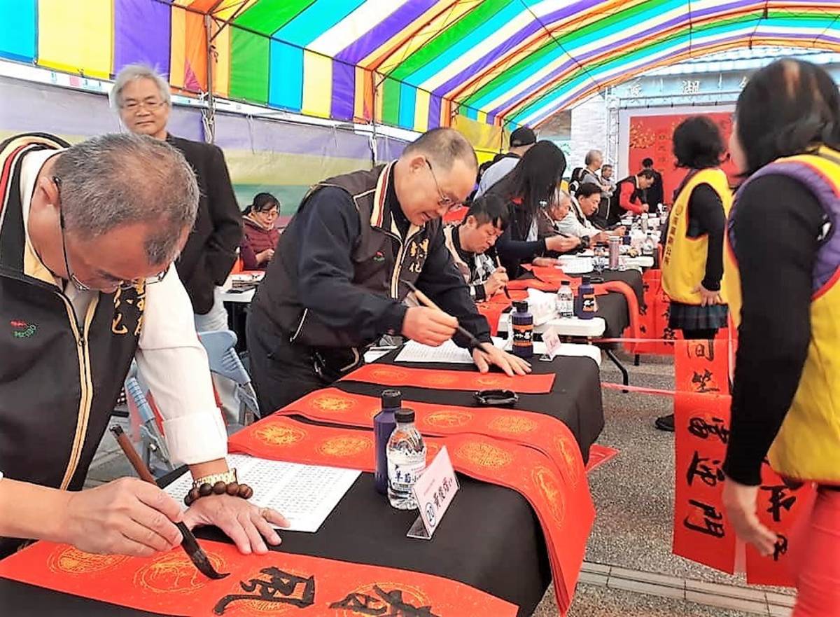 彰化縣墨友書畫學會藉由公益揮毫活動的同時推廣書畫之美