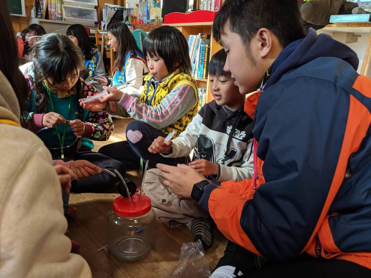 帶領當地學生體驗有趣的科學實驗(真空罐)