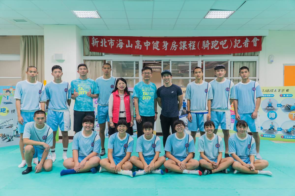 新北市校園健身房開學即將上線  健身網紅兆佑約教育局長挑戰