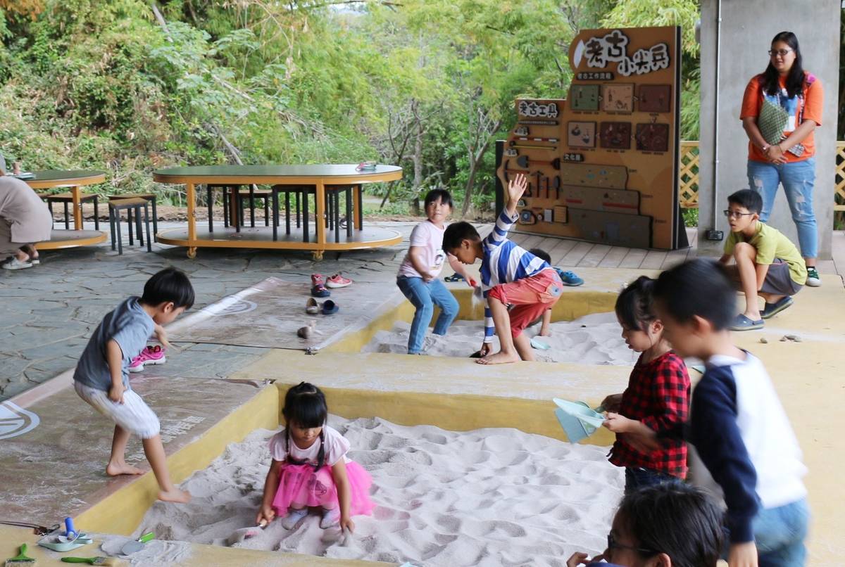 卑南遺址公園考古探索教室內設有3座考古沙坑，讓參與的大小朋友在玩樂中更加瞭解考古工作。