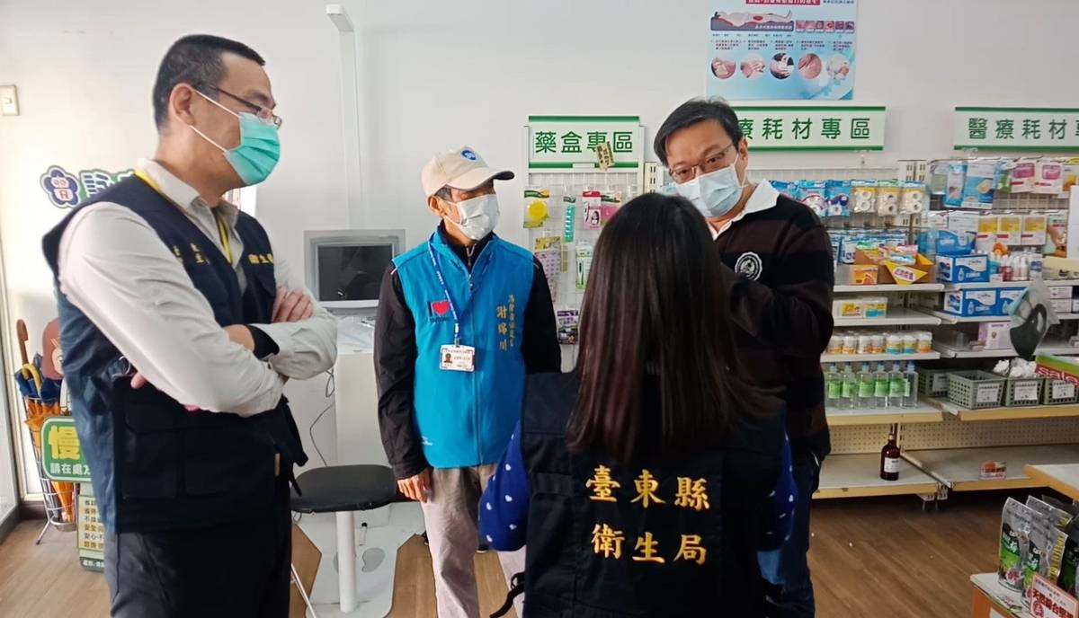 臺東縣衛生局等相關單位組成聯合訪查小組，至臺東市區內各藥局，瞭解口罩等防疫物資供貨及消售情形。
