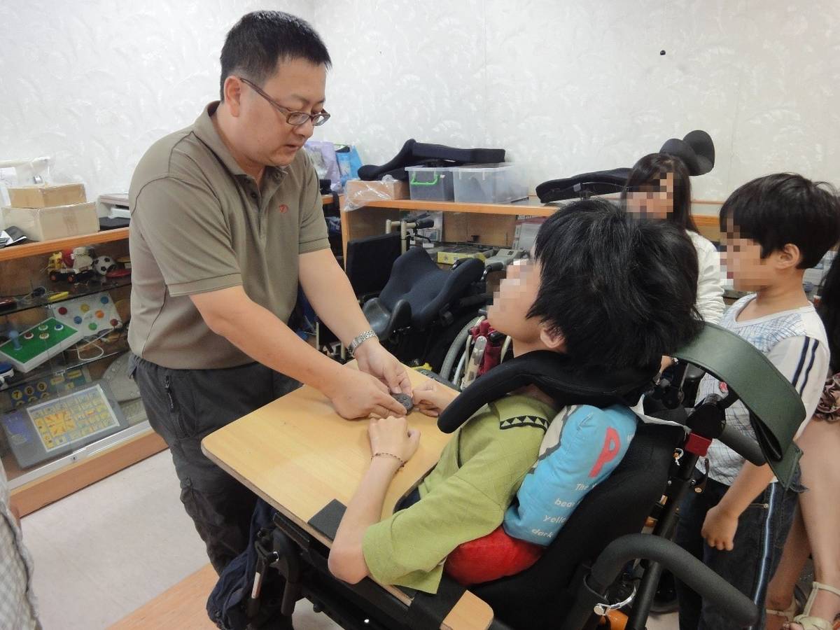 施主任為身心障礙學生提供專業的輔具服務