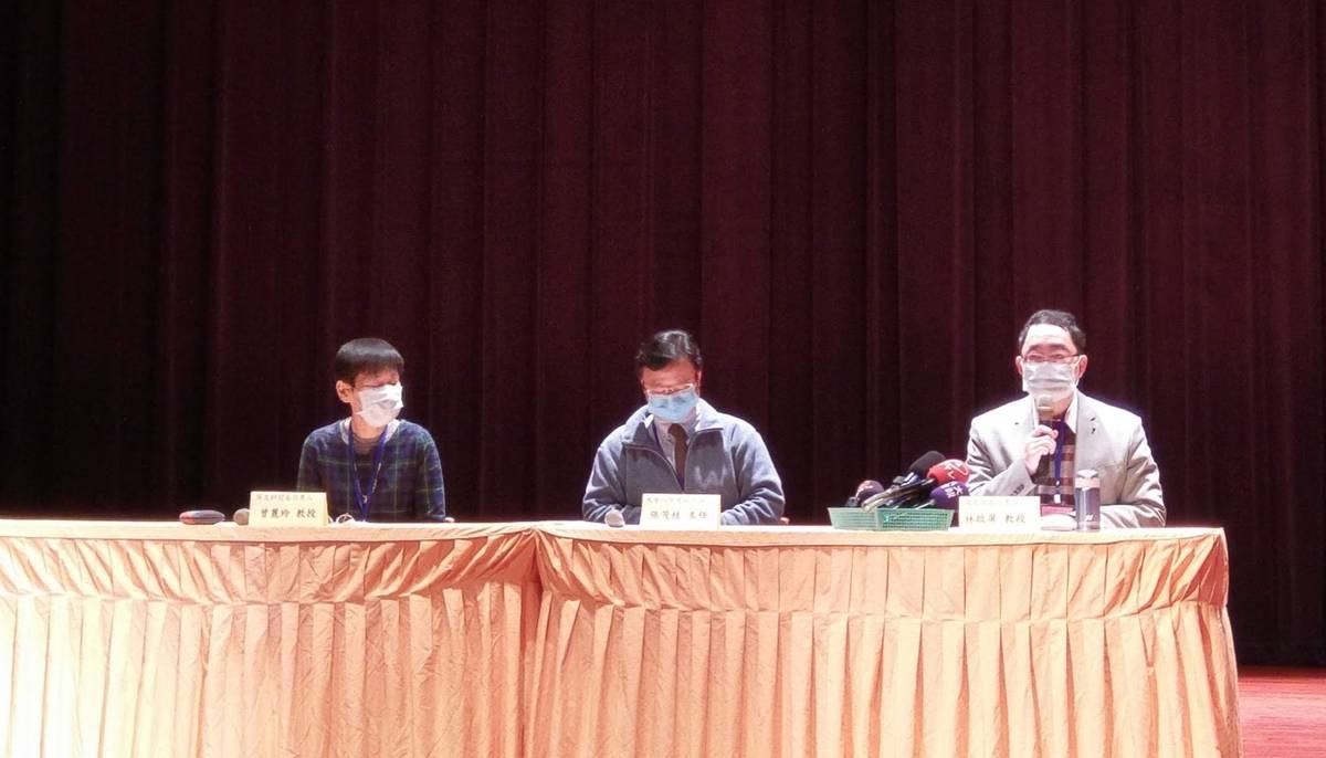 國文科閱卷召集人林啟屏教授（右一）說明國文寫作閱卷評分原則