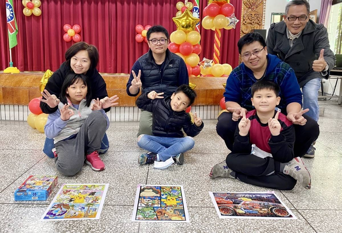 救國團臺東縣團委會舉辦「鼠運亨通親子拼圖樂」，運用拼圖遊戲強化家庭親子關係，訓練邏輯思維能力。
