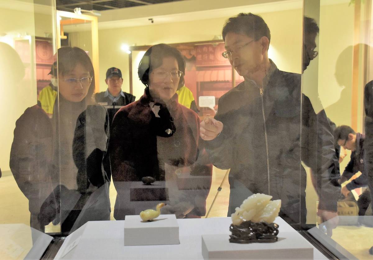 故宮策展人蔡慶良博士介紹「黃玉鴨」及「白玉錦荔枝」。（圖片來源：彰化縣政府）