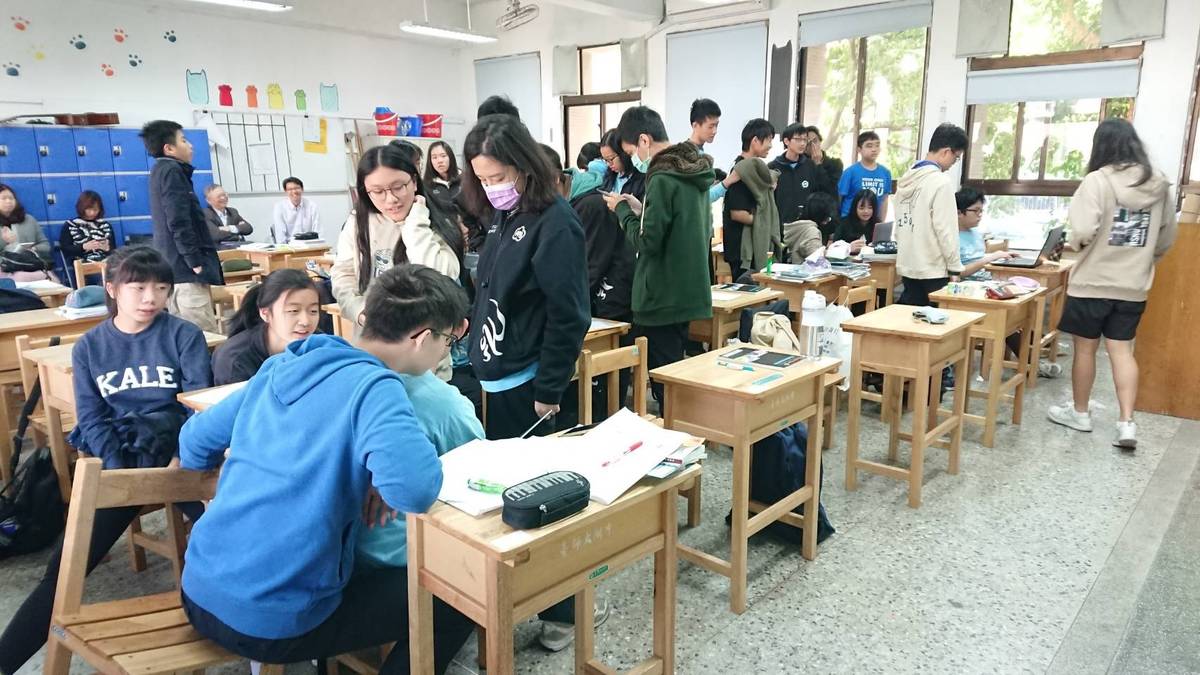 國立清華大學學生到北區探究與實作推動中心參與公開觀課的學生討論情形