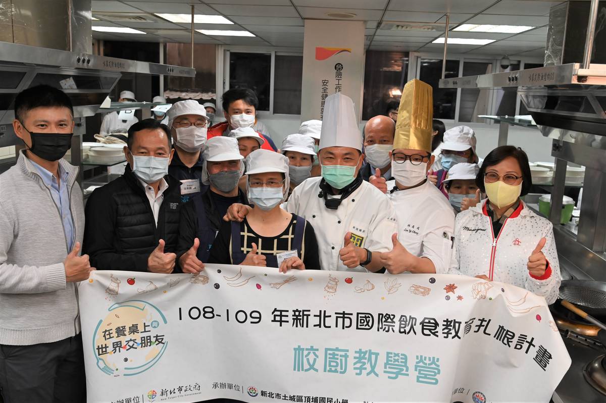 侯友宜市長與校廚們合影留念