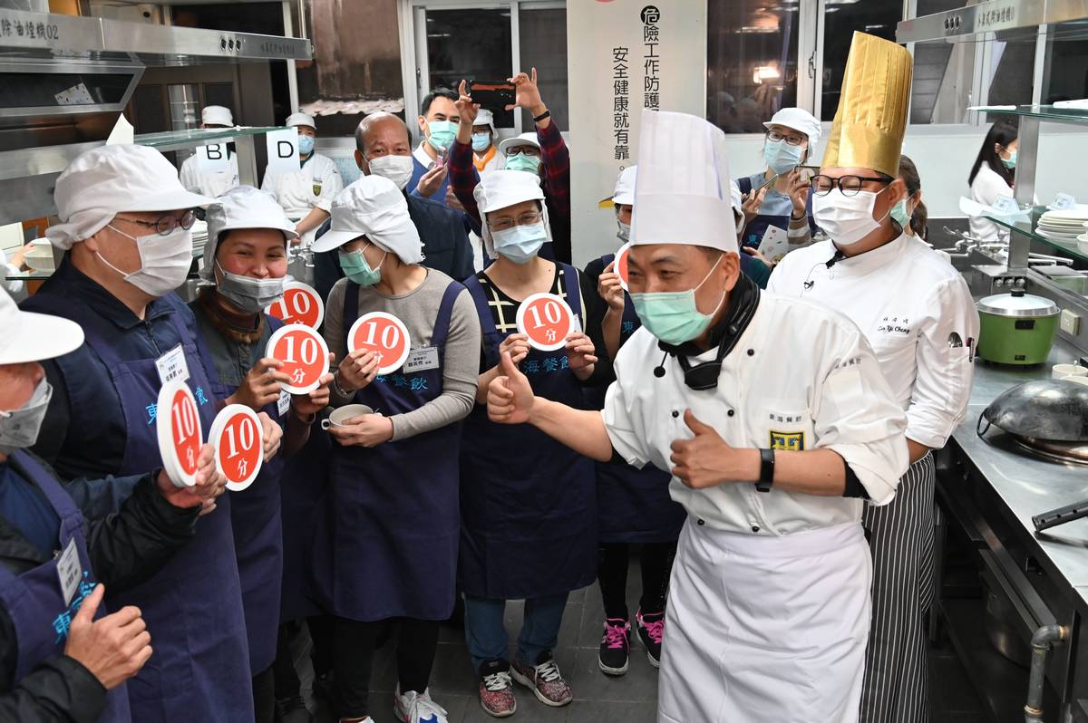 校廚對侯市長親手製作的泰式打拋豬均給予高度的讚賞