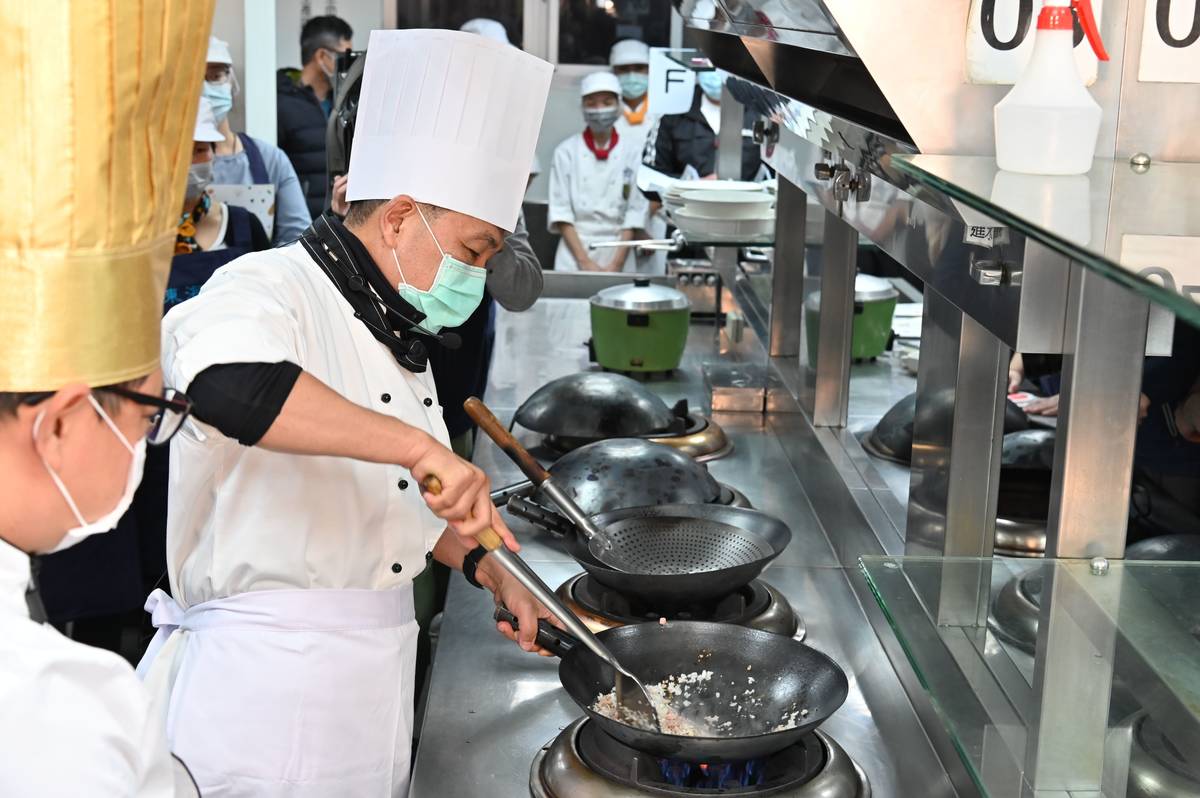 侯友宜市長化身校廚製作泰式打拋豬料理